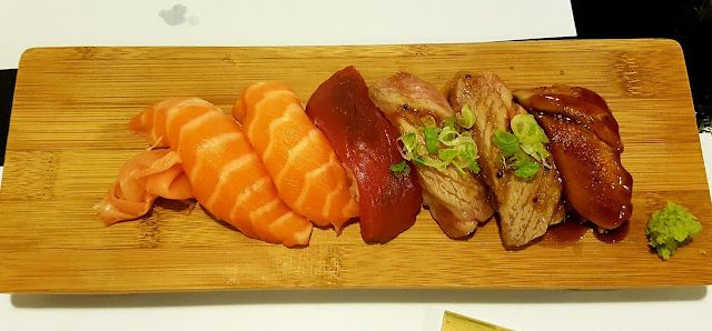 sushi de atún y salmón